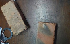 Bị kiểm tra hành chính, 2 thanh niên vác gạch tấn công cảnh sát 911