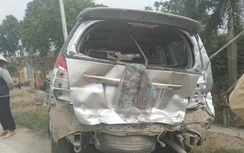 Xe Innova 7 chỗ bẹp rúm sau cú va chạm với xe tải