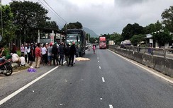 Vừa bước từ cabin xuống, tài xế xe tải bị ô tô khách tông tử vong