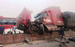 Xe container lao dải phân cách sau cú ép đầu của xe con