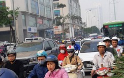 Cảnh ùn tắc và lộn xộn ở hai tuyến đường Hà Nội muốn thí điểm cấm xe máy