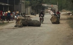 Dân dùng đá chặn QL48 E vì xe chạy gây ô nhiễm