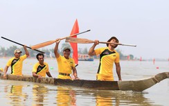 Người dân hào hứng xem đua thuyền độc mộc ở Tây Nguyên