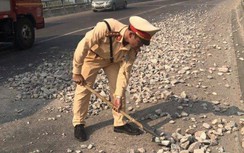 CSGT Bình Định truy tìm xe tải chở đá rơi vãi trên đường