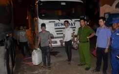 Hai thanh niên 10X rủ nhau đột nhập bãi xe hút trộm dầu xe tải
