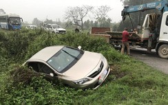 Xe con lao xuống vệ đường sau cú tông của ô tô khách, 2 người thoát chết