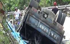 Xe tải lật giữa đèo, 1 người tử vong, 3 tấn kính văng tung toé