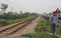 Băng qua đường sắt, cặp vợ chồng già 80 tuổi bị tàu đâm tử vong