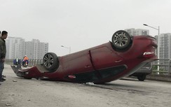 Video: Xế hộp bất ngờ "ngửa bụng" trên cầu ở Hà Nội