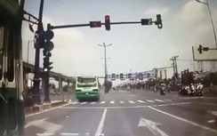 Vụ tài xế xe buýt vượt đèn đỏ ở TP.HCM, cơ quan chức năng nói gì?