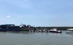 Phương tiện nạo vét chìm trên sông, đang tìm kiếm thuyền trưởng mất tích