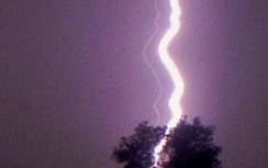 Đứng trước hiên nhà, người phụ nữ bị sét đánh tử vong