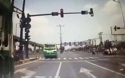 Tài xế xe buýt vượt đèn đỏ bị cấm lái xe, vẫn "cãi cùn" không vi phạm