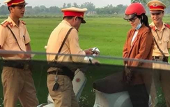 Xôn xao hình ảnh CSGT lắp gương cho cô gái đi xe máy ở Quảng Trị