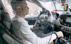 Video: Lo ngại cướp giật lộng hành, tài xế taxi tự lắp vách ngăn chống đạn