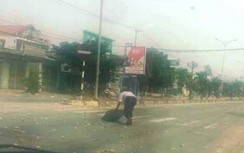 Lái xe taxi tự nguyện dọn đá trên đường