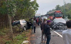 Kinh hoàng ô tô lao qua dải phân cách, đâm xe ngược chiều trên cao tốc