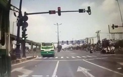 Phạt tài xế xe buýt vượt đèn đỏ 1,6 triệu, tước GPLX 2 tháng
