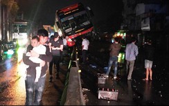 Xe khách chở gần 40 người nằm chênh vênh trên dải phân cách QL1A