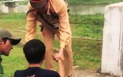 CSGT Thanh Hóa cứu người đàn ông nằm ngất ven đường