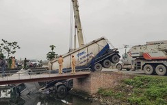 Xe đầu kéo đâm tử vong người phụ nữ bán rau rồi lao xuống sông