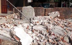 Sập tường bao, bé gái 8 tuổi tử vong thương tâm