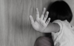 Nữ sinh lớp 7 bị nhân tình của mẹ cưỡng hiếp nhiều lần