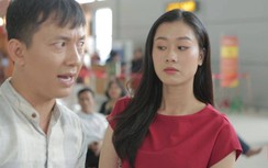 Video: Cẩn thận tù mọt gông vì... xách hộ hành lý tại sân bay