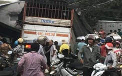 Xe tải lao vào nhà dân, tài xế và phụ xe tử vong trong cabin