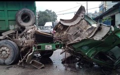Xe ben rụng đầu, bẹp dúm sau cú đối đầu cực mạnh với xe tải