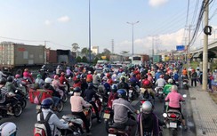 "Vật vã" đi 3km hết 45 phút trên xa lộ Hà Nội vì tắc đường