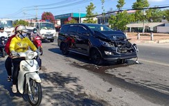 Ô tô 7 chỗ tông xe tải đang chờ đèn đỏ, nhiều xe máy suýt bị vạ lây