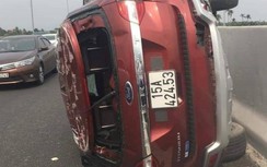 Ô tô bất ngờ lật nghiêng trên cao tốc, tài xế văng ra đường