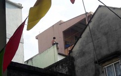 Thanh niên nghi ngáo đá đập bể kính nhà dân, cầm dao lên lầu 3 cố thủ