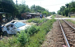 Băng qua đường ngang, xế hộp bị tàu hỏa tông văng