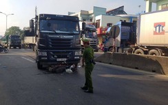 Va chạm với xe ben, người phụ nữ bị cuốn vào gầm, nguy kịch