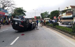 Xế hộp bất ngờ lật ngửa, QL1 qua Nghệ An ùn tắc gần 1 km