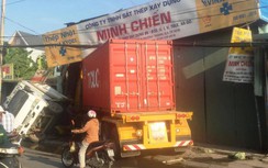 Nóng: Tài xế vẫn ngủ say trong cabin khi lái xe container tông sập nhà dân
