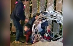 Video: Sốc trước cảnh người xin tị nạn chui qua lỗ đào ở biên giới Mỹ