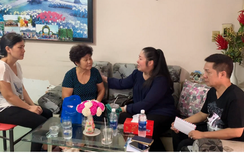 Mẹ và em gái nghệ sĩ Anh Vũ khóc nghẹn khi Hồng Vân trao hơn 600 triệu đồng