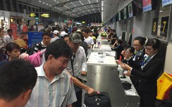 Khách qua cảng hàng không bất ngờ sụt giảm