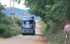 Chuyện lạ: Đường 10 tấn "oằn mình" gánh dàn xe hàng chục tấn