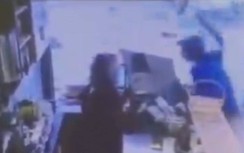 Video: Nam thanh niên hành hung hai nữ nhân viên vì không đổi được tiền lẻ