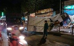 Tông vào dải phân cách, xe tải lật ngang giữa đường