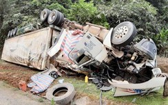 Xuống dốc mất phanh, xe container "phơi bụng" bên đường