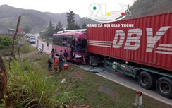 Xe khách va chạm xe container, giao thông QL6 bị gián đoạn