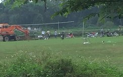 Chủ tịch xã bị kỷ luật vì mang lợn chết ra sân bóng chôn