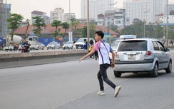 Mặc kệ cầu, hầm vượt, người đi bộ hồn nhiên trèo rào chắn băng qua đường