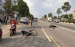 Chạy ngược chiều nhặt MBH rơi, 2 xe máy vỡ nát, 3 người nguy kịch