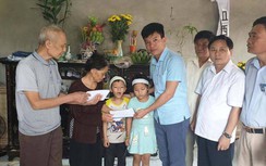 Báo Giao thông trao quà cho hai cháu nhỏ sinh đôi mất bố mẹ và em do TNGT